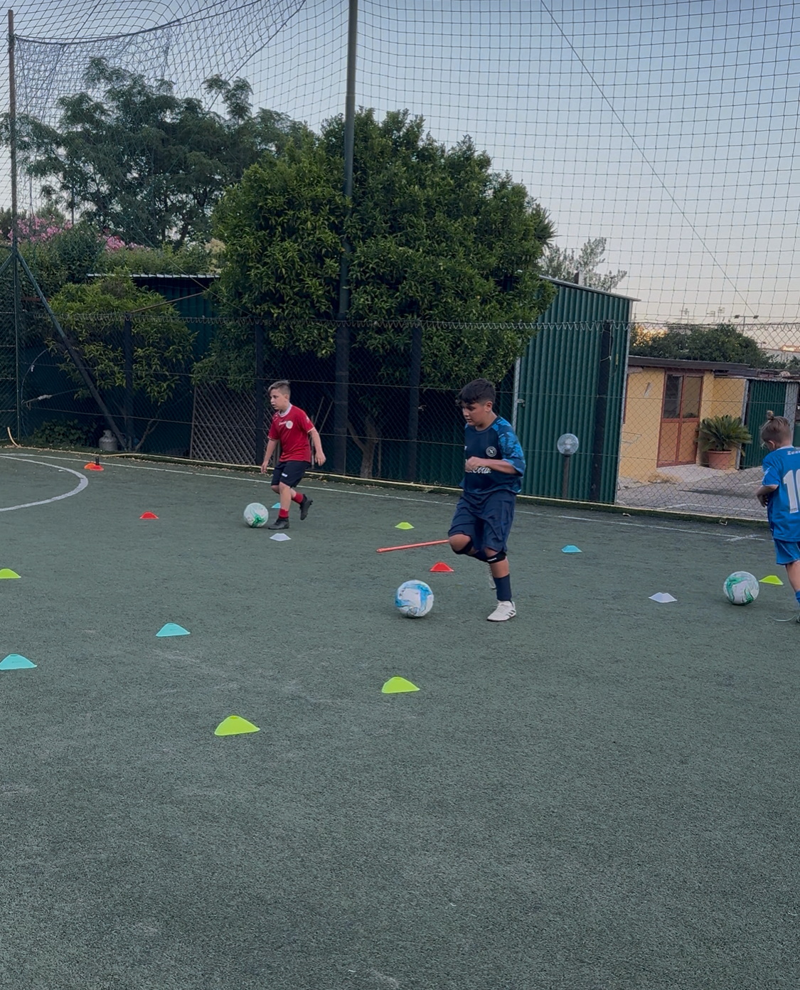 Allenatore con la sua squadra di bambini
